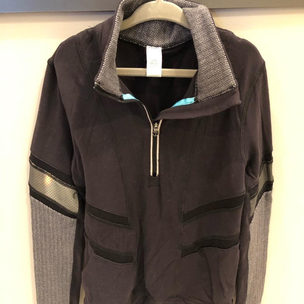 Ivivva exc. cond. light pullover, size 10